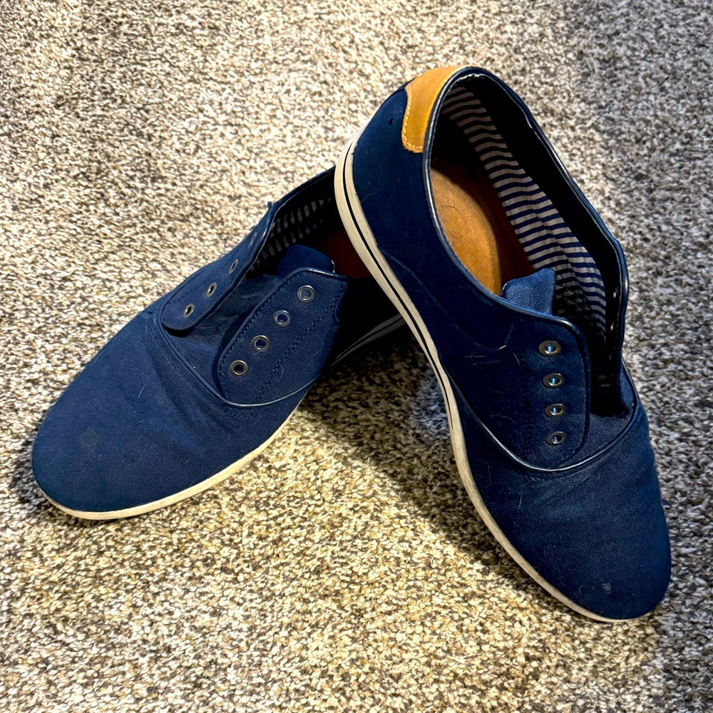 Men’s Aldo size 9 shoes in blue. No laces.